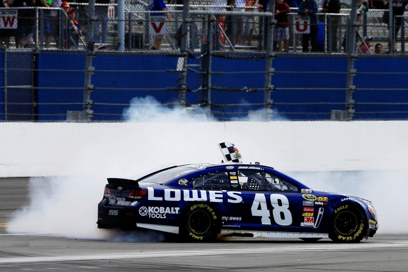 Illustration for article titled NASCAR Race Car VS Regular Car
